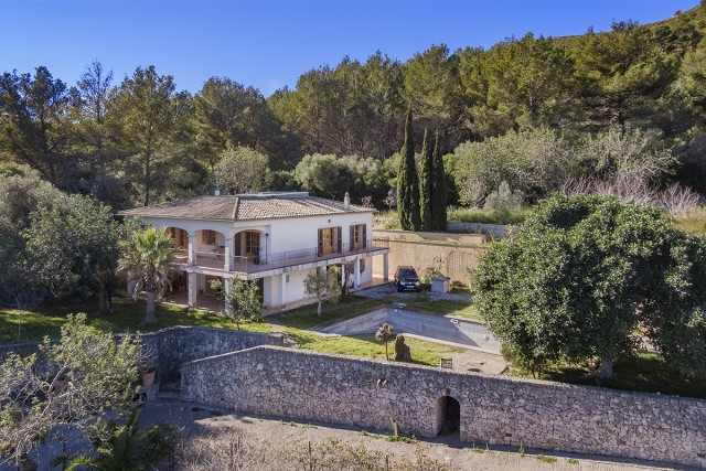 Spacious and private country home with mountain view close to Alcudia