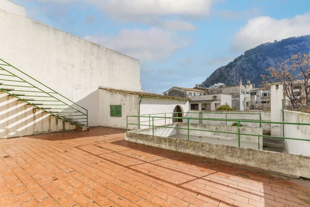 Village house to reform with lots of potential and nice terraces in Pollensa