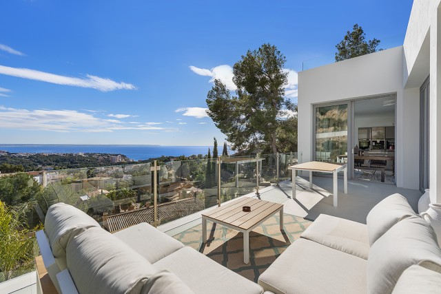 Handsome contemporary-style villa with pool and garden in Génova, Palma