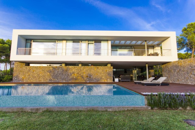 CAP40699 Modern villa with infinity pool, by the beach in Cala Gat near Cala Ratjada