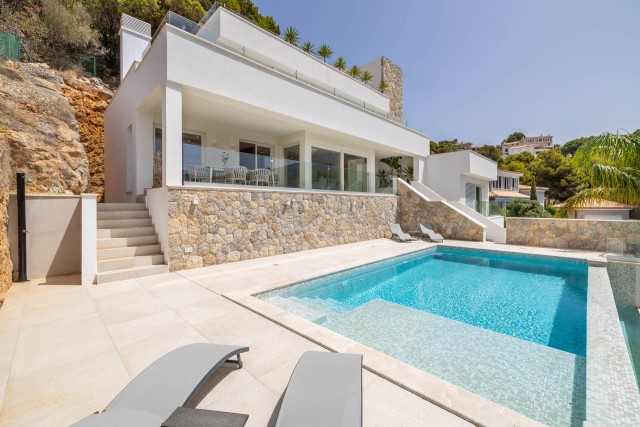 Enjoy great sea views from this 4 bedroom ensuite property in Cala Marmasen