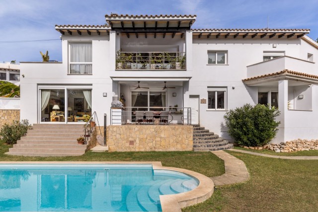 Modern, 4 bedroom villa within walking distance to the beach in Costa de la Calma