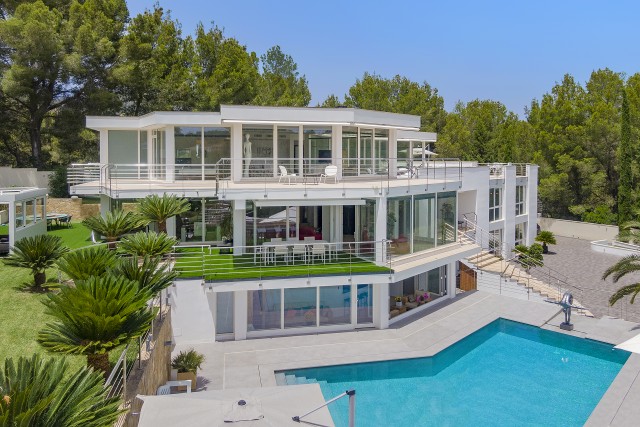 Fabulous 6 bedroom villa with heated pool in a prestigious area of Son Vida