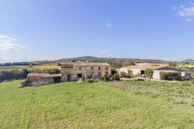 Investment opportunity with incredible views in the Manacor countryside