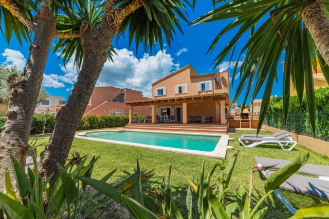 Charming villa with rental license and lovely garden in a desirable area of Alcudia