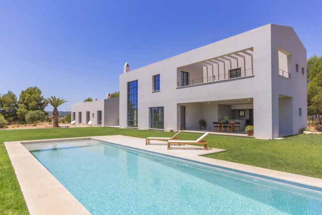 Modern villa on a large country plot with swimming pool in Santa Maria