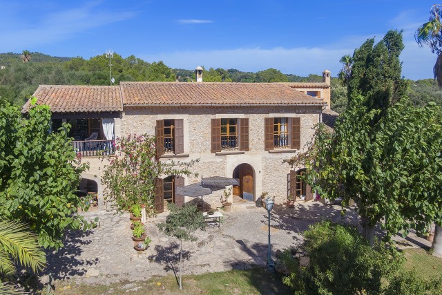Hillside villa with pool in the peaceful countryside in Vilafranca de Bonany