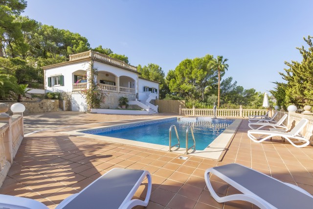 Spacious villa with guest apartment and private pool in Cala Vinyes