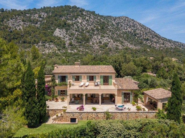 Country villa with guest apartment and rental license in a beautiful valley near Pollensa