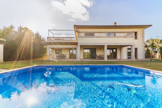Spacious villa with pool and views of the sea and mountains in Santa Ponsa