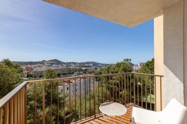 2 Bedroom apartment with sea view balcony and lift access in Santa Ponsa