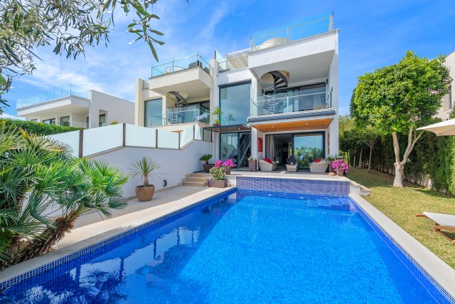 Modern house with pool, garden and garage near the golf course in Alcanada, Alcudia