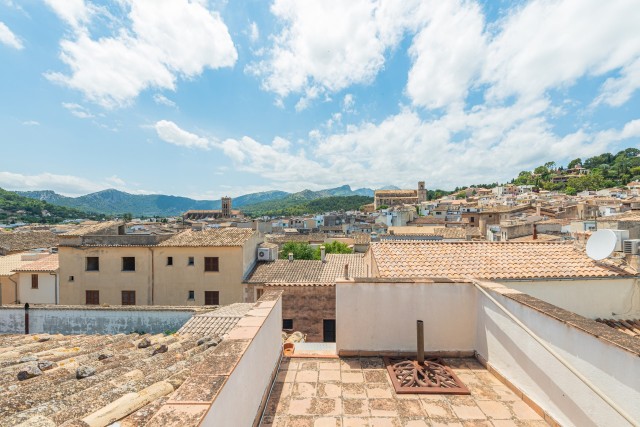 POL20578 Three-storey town house to renovate with patio and views of the village in Pollensa