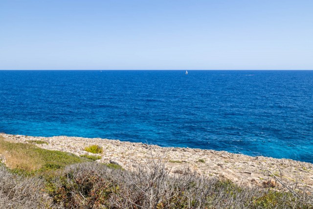 Sea view plot with license and a project to build a luxury villa in Cala Murada