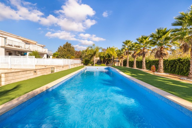 Spacious 4 bedroom house with private garden and community pool near Pollensa