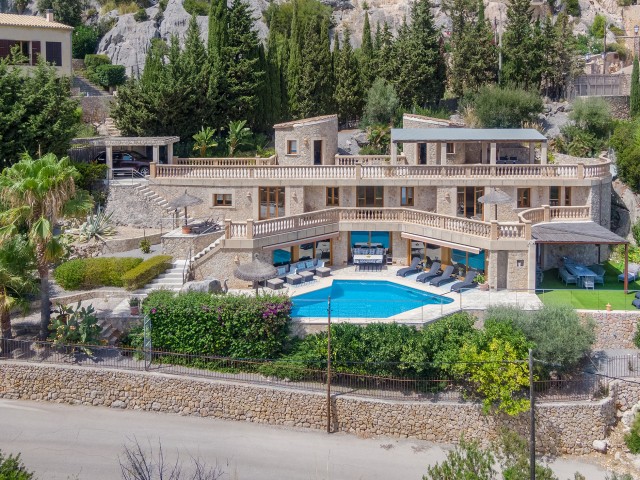Exceptional 5 bedroom villa with sea views and spacious terrace areas near Pollensa town