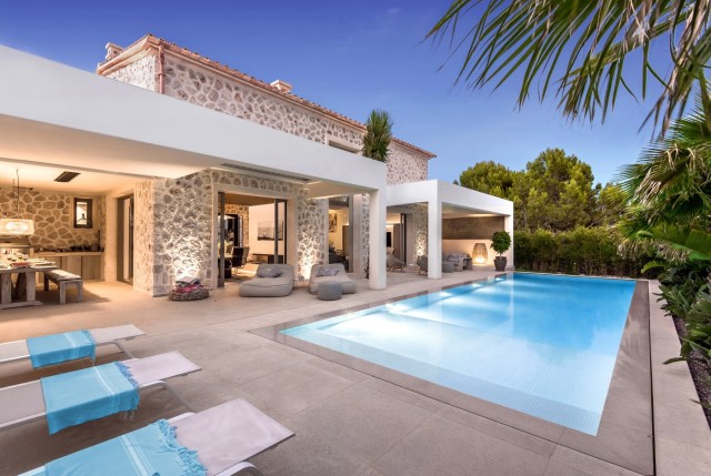 Gorgeous 4 bedroom villa with pretty courtyard and private pool in Santa Ponsa