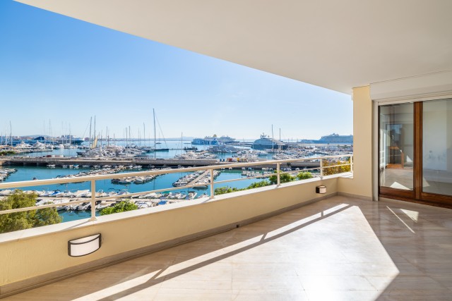 Modern front line penthouse with community pool on Palma´s Paseo Maritimo