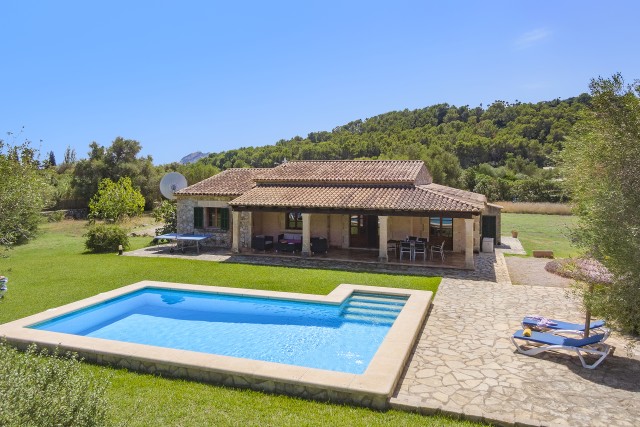 Exclusive country villa with mountain views, garden, and pool near Pollensa