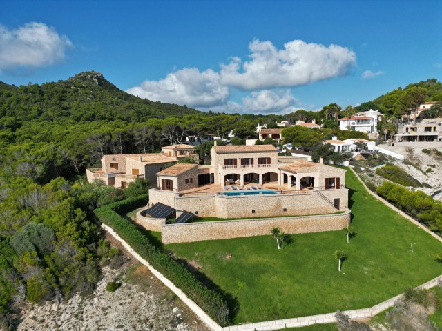Huge, frontline sea view villa in the privileged area of Font de Sa Cala in northeast Mallorca