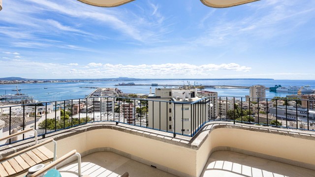SWOPAL10201 Refurbished penthouse apartment with terrace views over Palma Bay.