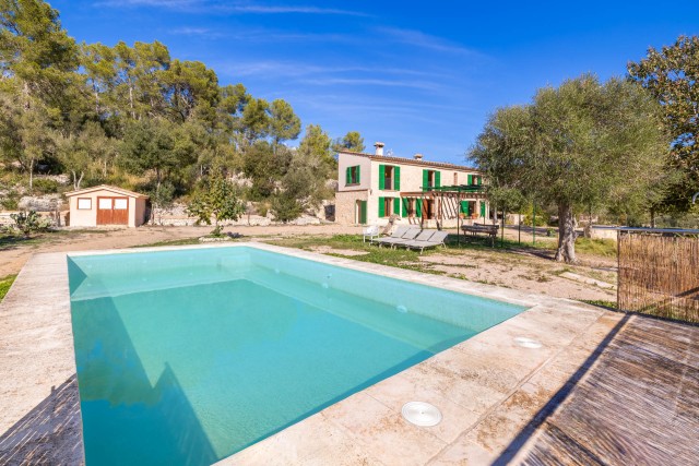 Peaceful villa with picturesque surroundings and a pool in Montuïri
