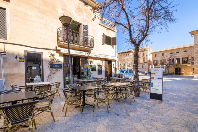 POL20611 Excellent investment house requiring complete renovation in the Plaza Major, Pollensa