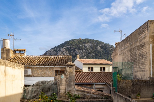 POL20617 Town house needing a complete renovation in walking distance to all amenities in Pollensa town