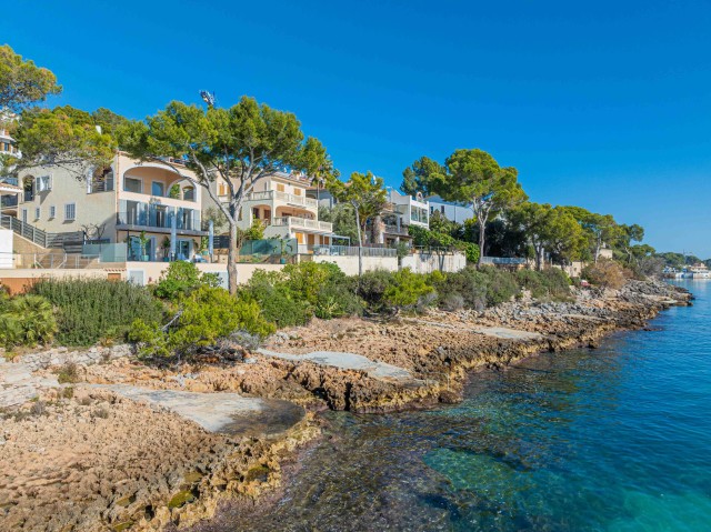 Sea view villa with guest apartment and direct sea access in Alcudia