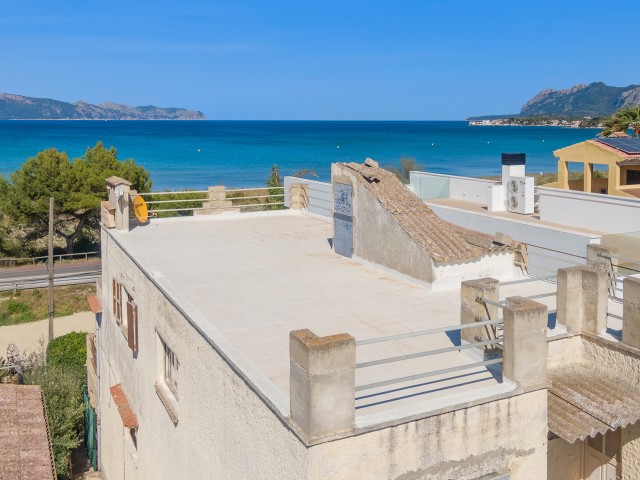 Seafront house with 3 apartments, lovely sea views and lots of potential in Alcúdia