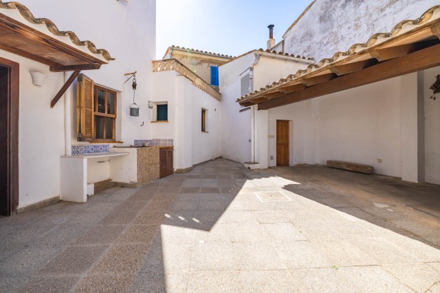 House with lovely patio to refurbish in the centre of S´Arracó, Andratx