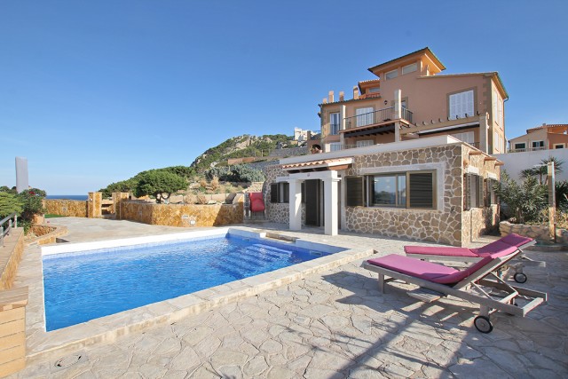 Superb, sea view villa with guest house and holiday rental license on the seafront in Cala Ratjada