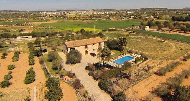 5 bedroom country home with holiday rental license in Porreres