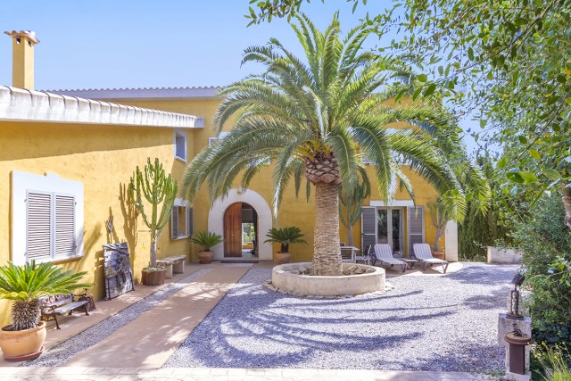 POL40578 Charming 5 bedroom villa with pool near Pollensa old town