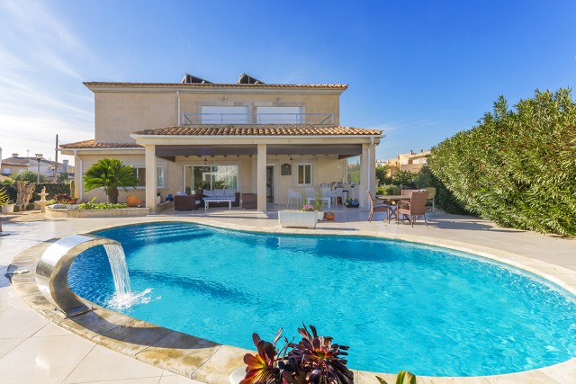 ALC40581 Amazing 3 bedroom villa in walking distance from the beach in Alcudia