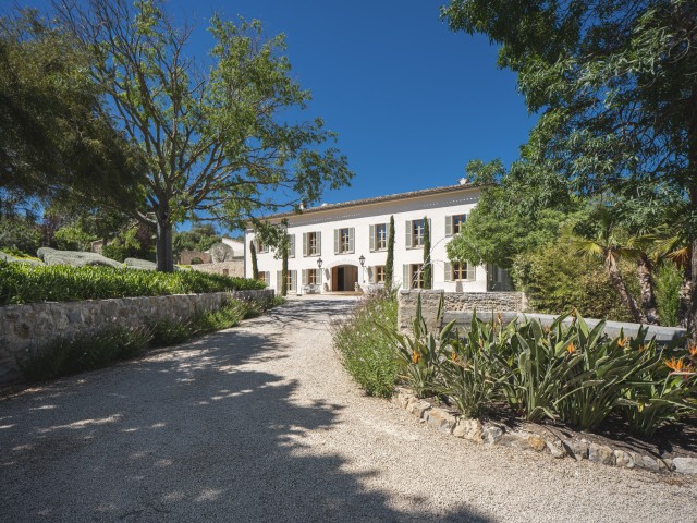 Magnificent estate with luxurious manor house located in a beautiful valley near Puigpunyent