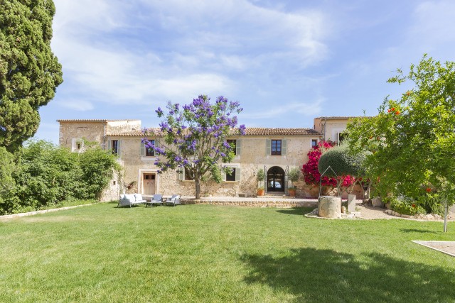 ALA52620 Historic country manor on a large country plot with mountain views in Alaró