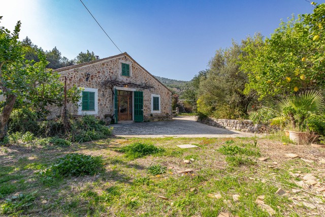 SOL52629 Charming country property in need of reform on a large plot with mountain views in Sóller