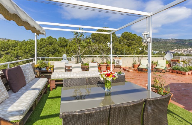 Bright penthouse apartment with private roof terrace in Palma Nova