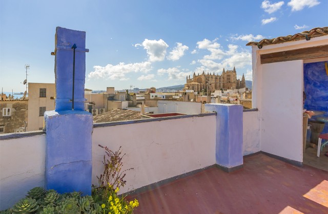Centrally located house needing total renovation in Palma old town