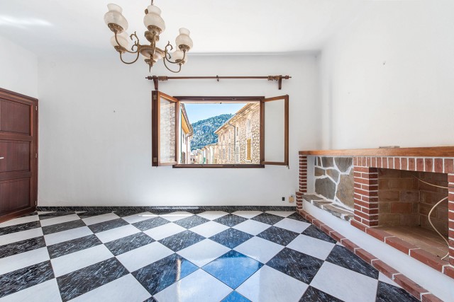 Three-bedroom town house to renovate in the heart of Pollensa old town