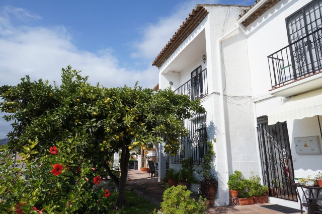 2 bedroom townhouse in the popular La Noria Urbanisation with sea views, communal pool and Tennis and just a short walk to supermarket.