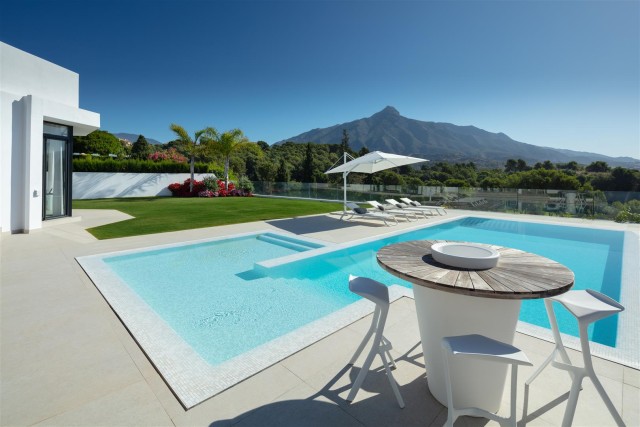 Villa for Sale - 3.495.000€ - Nueva Andalucía, Costa del Sol - Ref: 6024