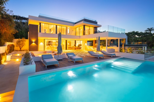 Villa for Sale - 3.695.000€ - Nueva Andalucía, Costa del Sol - Ref: 6068