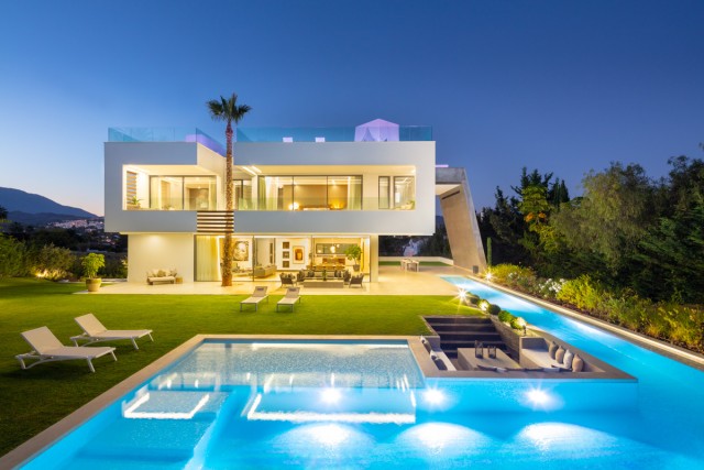 Villa for Sale - 3.995.000€ - Nueva Andalucía, Costa del Sol - Ref: 6077