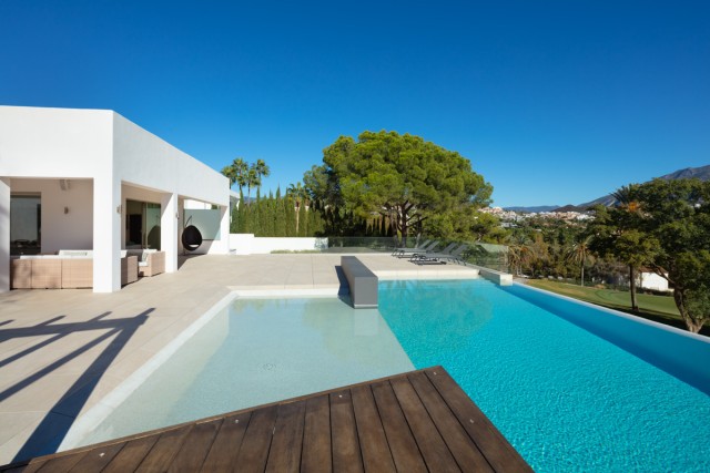 Villa for Sale - 3.900.000€ - Nueva Andalucía, Costa del Sol - Ref: 6110