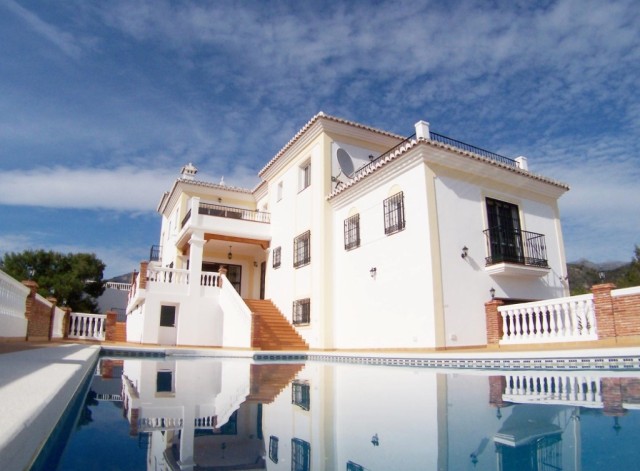 Magnifica mansión con piscina privada y jardín, en venta en Frigiliana.
