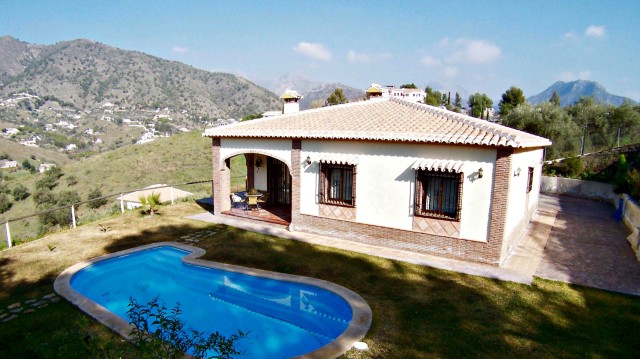 3 bedrooms Country property with  private garden and  pool on a plot of 4400 m.