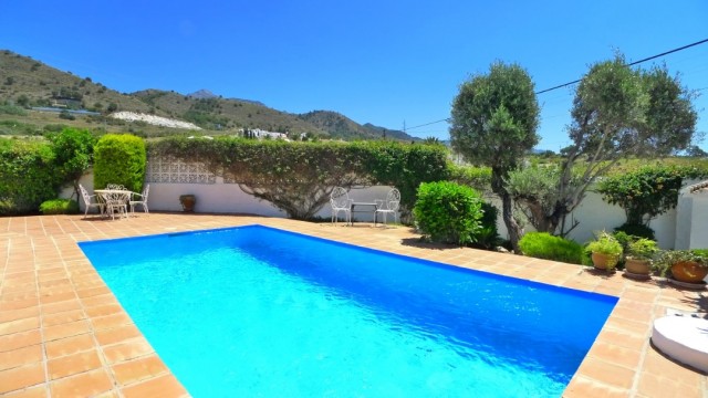 Detached villa with guest apartment, barbecue, garden and private pool within walking distance to the town center.