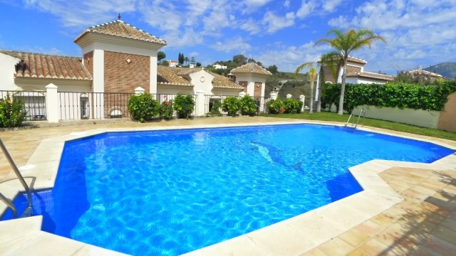 Superb townhouse with air conditioning, private garage & community swimming pool.